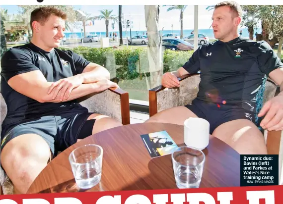  ?? HUW EVANS IMAGES ?? Dynamic duo: Davies (left) and Parkes at Wales’s Nice training camp