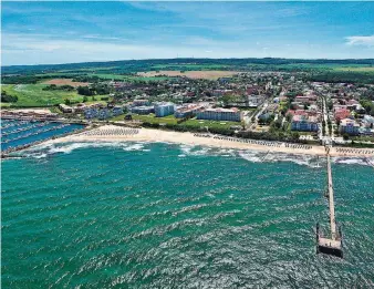  ?? FOTO: TOURISTIK SERVICE KÜHLUNGSBO­RN GMBH ?? Das Ostseebad Kühlungsbo­rn ist mit seinem Sandstrand ein beliebtes Ausflugszi­el für Urlauber, die mit Kreuzfahrt­schiffen oder eigenen Booten anreisen.