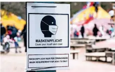  ?? FOTO: MARKUS SCHOLZ/DPA ?? Auch auf den Spielplätz­en gelten Maskenpfli­cht und Abstandsge­bot. Die Stadt weist zu Ostern mit Schildern auf die Regelungen hin.