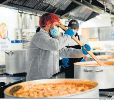  ?? DAVID MUDARRA / EFE ?? El líder del PP, Pablo Casado, durante su visita a las cocinas del World Central Kitchen, en Barcelona.