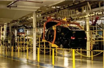  ?? MICHAEL ACCARDI/AUTOGUIDE.COM ?? A Chrysler Pacifica nears completion at FCA’s Windsor Assembly in Windsor, Ont.