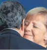  ?? FOTO: DPA ?? Zum Abschied: Die Kanzlerin Angela Merkel umarmt Mario Draghi.