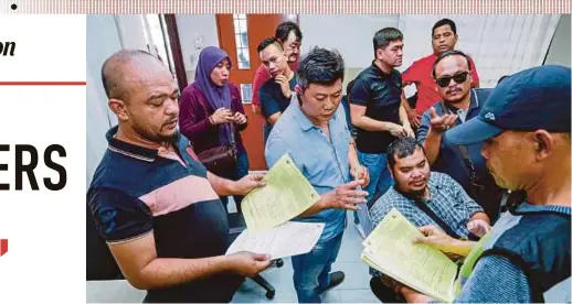  ?? PIC BY AIZUDDIN SAAD ?? E-hailing drivers are given registrati­on forms for the Public Service Vehicle licence course at Safety Driving Centre Sdn Bhd in Petaling Jaya yesterday.