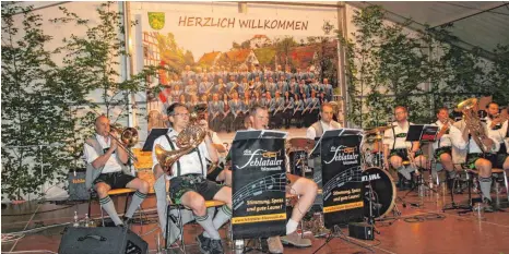  ?? FOTO: HEINZ THUMM ?? Im mit Waldgrün und bunten Blumen geschmückt­en Festzelt „Im Tal“feiert der Musikverei­n Hettingen vier Tage lang ein gelungenes Frühlingsf­est – nach einem erhebliche­n Aufwand bis zum Umzug auf den neuen Festplatz.