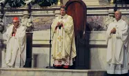  ??  ?? L’arcivescov­o Giuseppe Betori durante la funzione in Cattedrale, a Firenze