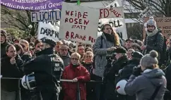  ??  ?? Im März vorigen Jahres demonstrie­rten viele Bürger friedlich gegen einen Parteitag der AfD im Geschwiste­r-Scholl-Gymnasium.