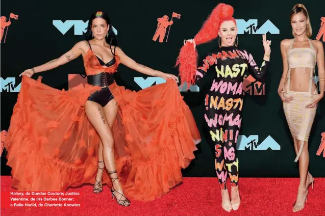  ??  ?? Halsey, de Dundas Couture; Justina Valentine, de Iris Barbee Bonner; e Bella Hadid, de Charlotte Knowles