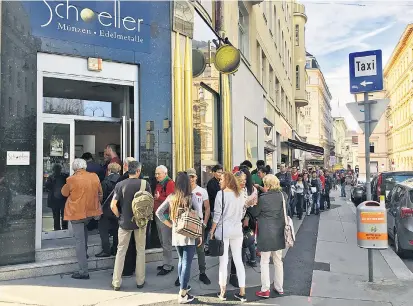 ??  ?? Etwa 200 Menschen warteten vor dem Eingang des Schoeller-Münzhandel­s in der Wiener Renngasse auf den Verkauf der Eisvogel-Münzen. Mehr als ein zehn Euro teures Stück darf aber niemand kaufen.