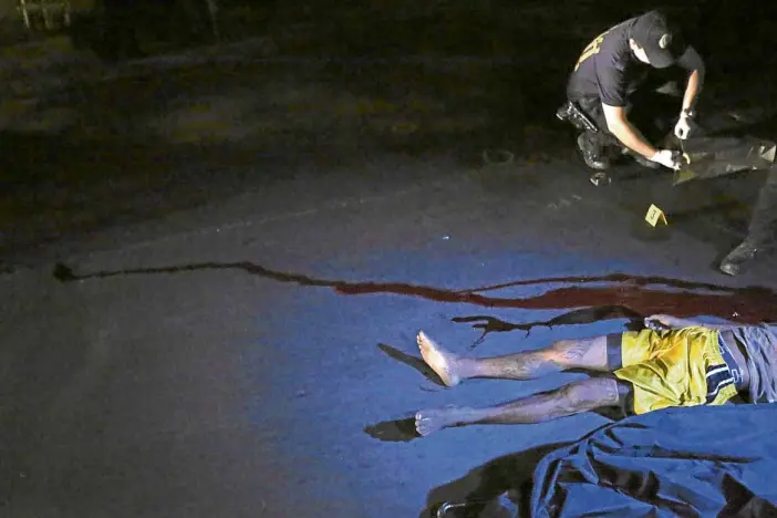  ?? —INQUIRER PHOTO ?? STREET DEATH A drug suspect lies dead on Lapu-Lapu Street in Navotas City after allegedly shooting it out with policemen during an antidrug raid.