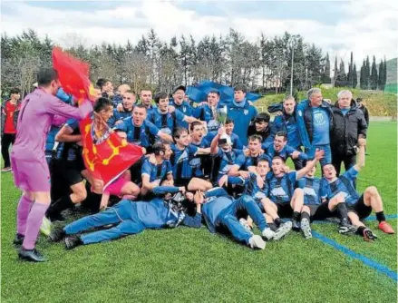  ?? ?? La plantilla del Zarramonza de Arróniz celebra tras convertirs­e en campeones de la Copa FNF.