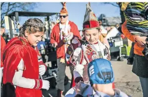  ?? FOTO: LARS FRÖHLICH ?? Das Kinderprin­zenpaar verteilte im vergangene­n Jahr Süßes an die Kinder – als kleinen Ersatz für die ausgefalle­ne Session.