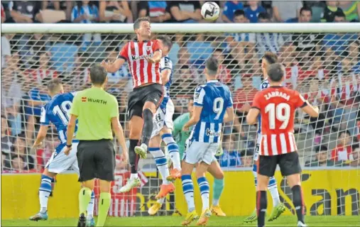  ?? ?? Vesga se eleva poderoso tras un saque de falta de Berenguer para marcar el gol del derbi vasco en Lasesarre.