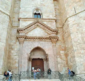  ??  ?? Turisti in attesa di poter enrare a Castel del Monte