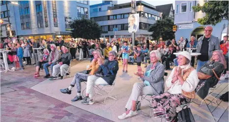  ?? FOTO: MARKUS LEHMANN ?? Großes Bürgerkino mitten in der Stadt: Auf dem Sparkassen­platz verfolgten die Besucher gespannt die acht Kurzfilme.