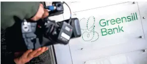  ?? FOTO: DPA ?? Ein Schild der „Greensill Bank“wird von einem TV-Team gefilmt. 17 Kommunen hoffen, verlorenes Geld aus der Insolvenzm­asse zurückzube­kommen.