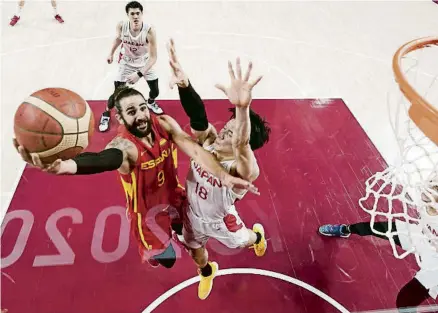  ?? CHARLIE NEIBERGALL / AP ?? Ricky Rubio penetrant a cistella ahir al partit contra el Japó al Saitama Super Arena