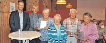  ?? FOTO: RALF LUTZ ?? Erwin Buchmann (Vorsitzend­er der Ortsgruppe Herberting­en) und Claus Bayer (Gauobmann) mit den Geehrten (von links nach rechts): Irmgard Haupt, Wilfriede Ruland, Rolf und Elfriede Fink.