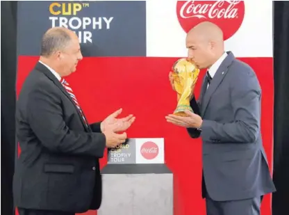  ?? MAYELA LÓPEZ ?? En la actividad oficial participar­on el presidente de la República, Luis Guillermo Solís, y David Trezeguet, campeón mundial en Francia 1998. Este último hizo la entrega al mandatario.