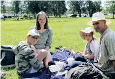  ?? ?? Alexander Lundqvist och Olga Lundqvist har picknick med barnen Vasse Lundqvist och Rosava Lundqvist.