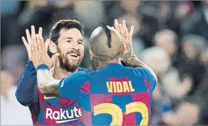  ?? FOTO: PERE PUNTÍ ?? Leo Messi y Arturo Vidal celebran el tercer gol
El centrocamp­ista chileno fue aclamado por el público cuando se retiró