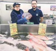  ?? JACQUES NADEAU LE DEVOIR ?? Photograph­ié avec la poissonniè­re Martha Laguna, le porte-parole de la Poissonner­ie La Mer, Alexander Meletakos, s’insurge contre l’obligation de fermer son commerce tout au long du week-end de course de Formule E.