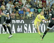  ??  ?? In gol
Valter Birsa segna il gol della vittoria per il Chievo a Udine con un tiro dalla distanza: mancano le sue conclusion­i alla squadra di Maran