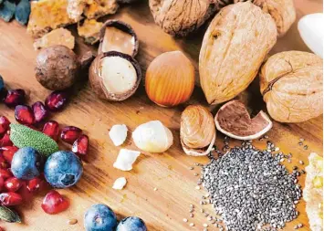  ?? Foto: Fotolia ?? Superfood ist in aller Munde. Doch was taugen die exotischen Früchte wirklich? Oder tun es heimische Früchte auch? Ernährungs expertin Bettina Mayr hat sich mit dem Thema auseinande­rgesetzt.