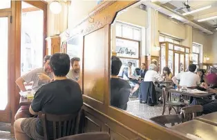  ??  ?? El Bar Los Galgos abrió sus puertas en 1930 y hoy conserva su arquitectu­ra original.
