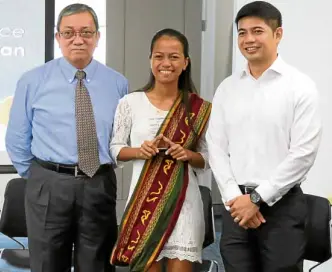  ??  ?? EDC officials Nestor Vasay (left) and Miguel de Vera (right) pose with Resty Arintoc during the EDC Careers Recognitio­n Day, held at the Rockwell Business Center, Pasig City, for graduating scholars.