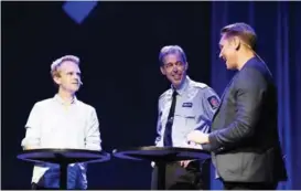  ??  ?? BLÅLYS: Politimest­er Kåre Songstad mellom programled­er Erik Solbakken og Jens Christian Nørve (Åsted Norge) i Grieghalle­n da «Blålys» ble presentert.