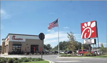  ?? / Kevin Myrick ?? Chick-fil-A of Rockmart enjoyed a steady lunch during their first anniversar­y on Friday, Sept. 14.