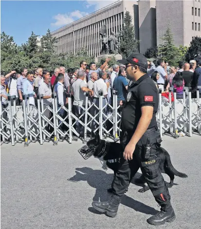  ??  ?? Noch wird Zirngast in einem Polizeigeb­äude festgehalt­en, später soll er in Ankara vor Gericht (Bild).