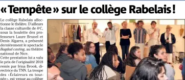  ?? (Photo J.-P. B.) ?? « Les Éclaireurs en tournée » ont échangé avec les élèves du collège en fin de spectacle.