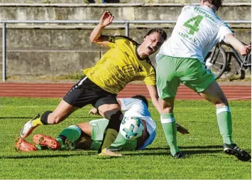  ?? Foto: Marcus Merk ?? Kein Bein stellen lassen wollen sich Manuel Lippe und der TSV Gersthofen im Landkreisd­erby vom bereits feststehen­den Absteiger FC Horgau.