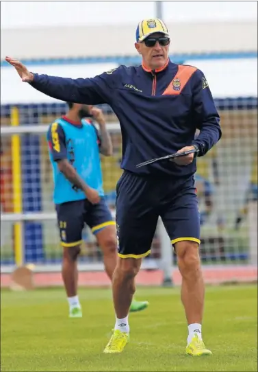  ??  ?? VIVE SUS ÚLTIMOS DÍAS EN EL CLUB. Quique Setién afronta la recta final con la Unión Deportiva.