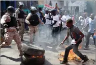  ??  ?? Police and anti-Moïse protesters clash in Port-au-Prince.