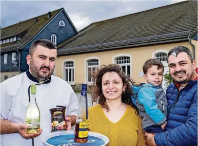  ?? Foto: Steffen Unger ?? Familie Gjuci mit Armando, Matilda, Sohn Ryan und Leos (v.l.) will künftig das Erbgericht in Eulowitz betreiben und dort mediterran­e Gerichte anbieten.