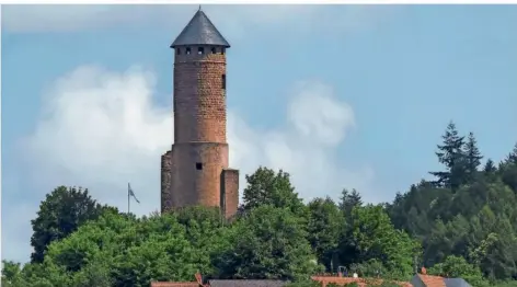  ?? FOTO: THOMAS REINHARDT ?? Der gut erhaltene Rundturm der Kirkeler Burgruine ist weithin sichtbar und sieht wie eine Bleistifts­pitze aus.