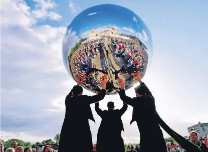  ?? FOTO: EPD ?? Performanc­e beim zentralen Eröffnungs­gottesdien­st des Kirchentag­es auf dem Platz der Republik in Berlin.