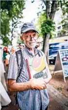  ??  ?? Claus Lange hat nach einigen Ständen bereits zwei Tüten mit Büchern gefüllt, auch mit einem sizilianis­chen Kochbuch. „Die Küche von Sizilien ist fasziniere­nd und gleichzeit­ig einfach“,sagt er.