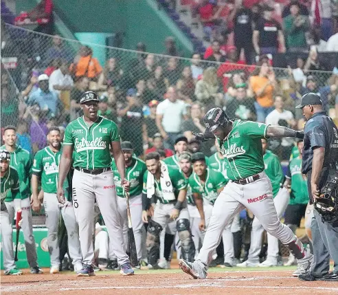  ?? FE ?? Miguel Sanó celebra a su llegada al plato tras conectar de cuadrangul­ar en la sexta entrada para las Estrellas Orientales.