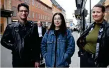  ?? FOTO: VICTOR MALMCRONA ?? UTANFÖR. Thomas Youssef, Carlotta Kvitberg och Nina Eriksson fastnade för Häxans skyltfönst­er.