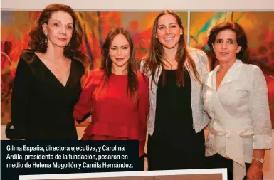  ??  ?? Gilma España, directora ejecutiva, y Carolina Ardila, presidenta de la fundación, posaron en medio de Helena Mogollóng y Camila Hernández.