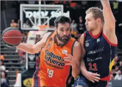  ??  ?? FUERZA. San Emeterio avanza ante la defensa de Blazic.