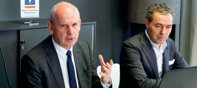  ?? (Klotz) ?? I vertici Da sinistra Johannes Schneebach­er, direttore generale di Volksbank,, e il presidente Otmar Michaeler,