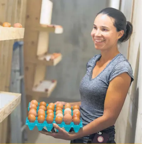  ??  ?? Valérie Campeau produit des légumes biologique­s et, depuis peu, des oeufs. Mais les poules pondent plus que ce qu’elle parvient à vendre.