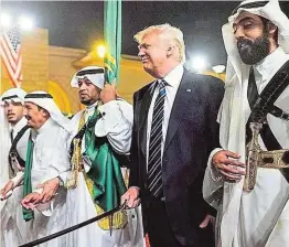  ??  ?? Mit dem Schwerttan­z Trumps erreichte die wunderbare Freundscha­ft USA – Saudi-Arabien ihren Höhepunkt
