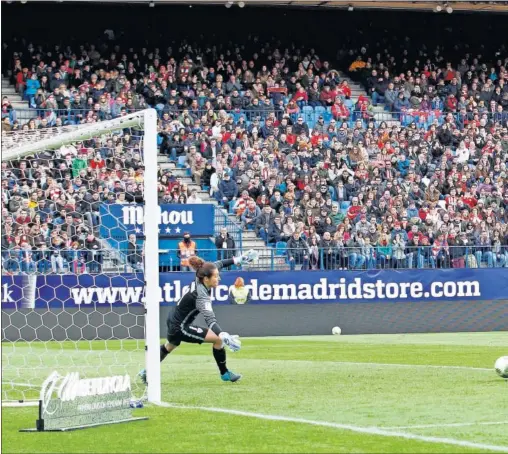  ??  ?? PENALTI CRUCIAL. Sonia Bermúdez lanza el penalti que trajo el empate al Atlético, con su pierna buena, la zurda, y ajustado al segundo palo.