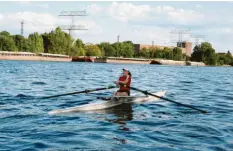  ?? Foto: Karlotta Ehrenberg, dpa ?? Die 13-jährige Tanja rudert in einem Rennruderb­oot auf der Spree in Berlin. In einem Training legt sie 10 000 Meter zurück.