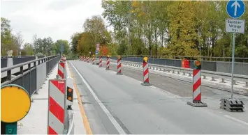  ?? Foto: Gunter Oley ?? Auf der Lechbrücke zwischen Thierhaupt­en und Meitingen muss auf einer Spur noch neuer Asphalt eingebaut werden. Ein schweres Arbeitsger­ät, das für die Arbeiten an den Lagern der Brücke im Einsatz war, hatte den Straßenbel­ag zur Seite ge‰ drückt.